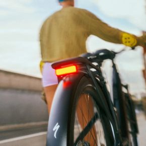 Knog Blinder E RH sähköpyörän takavalo tavaratelineeseen